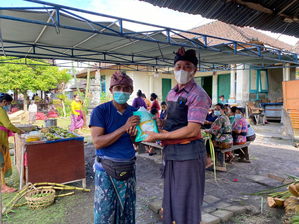 Perbekel Petang Memberikan Masker dan Melaksanakan Kegiatan Gotong Royong Bersama Masyarakat,di Rumah Duka I Komang Agus Tinajaya Banjar Petang Dalem